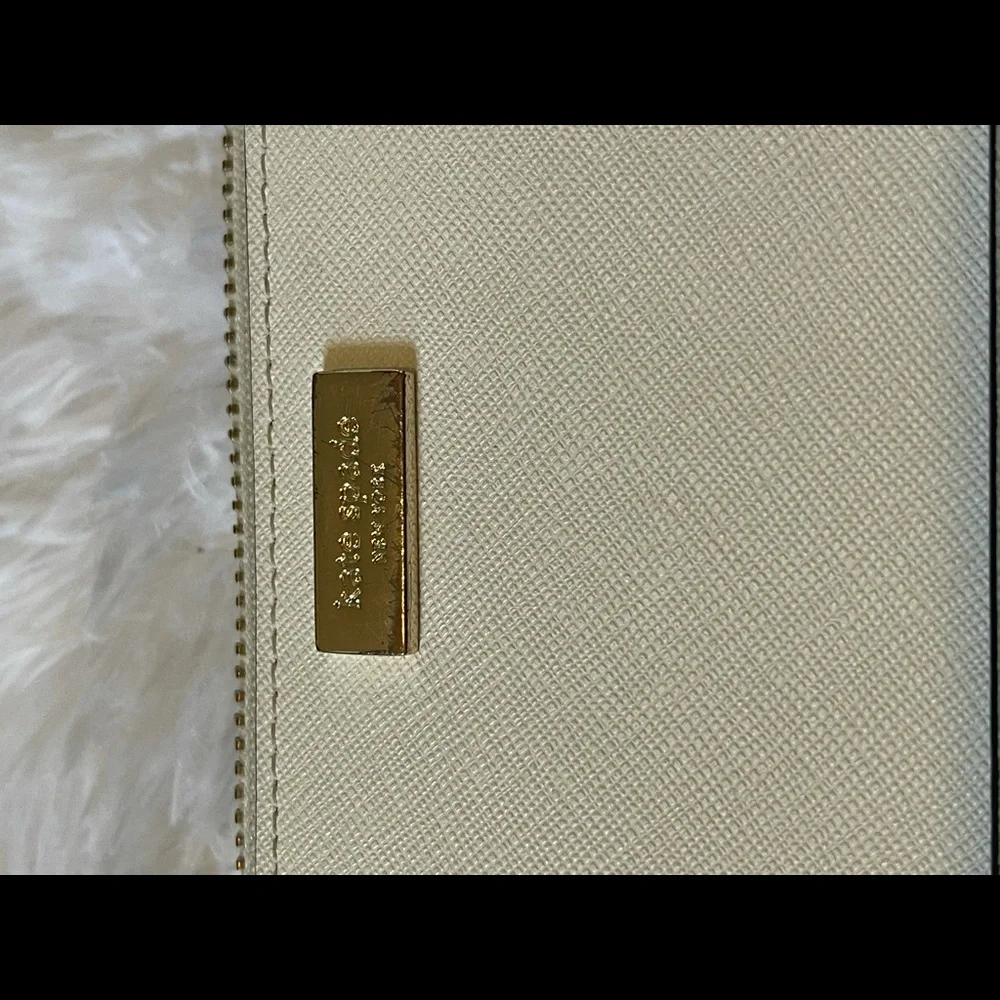 Kate Spade Wallet & Shoulder Bag
Perfect size for all the things 😁 - Picture 8 of 8